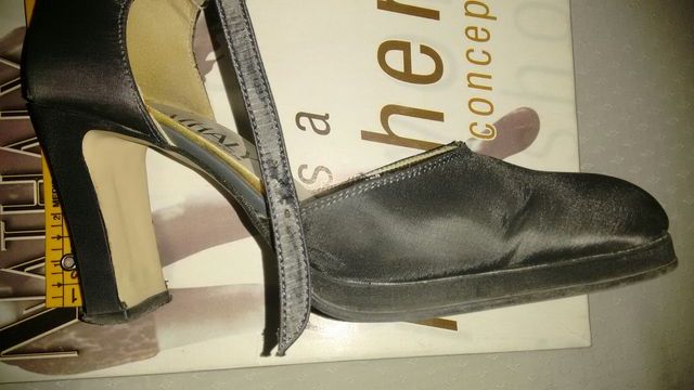 zapato chica N.37 color gris oscuro brillante