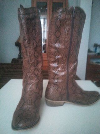 Rebajas!!! Botas camperas, talla 39 de segunda mano por 10 EUR en Madrid en  WALLAPOP