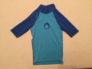Camiseta niño niña térmica agua decathlon 6 anos. de segunda mano por 3 EUR  en Zaragoza en WALLAPOP