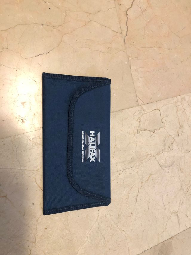 Cartera para guardar pasajes de avión.