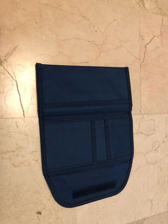 Cartera para guardar pasajes de avión.