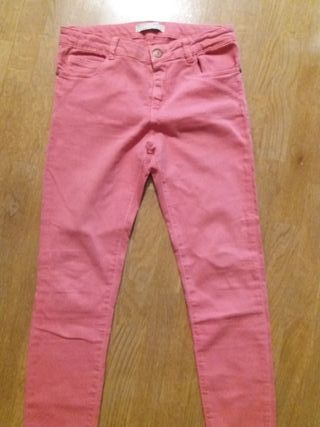 Pantalon vaquero rosa ZARA de segunda mano por 6 EUR en Valgranda en  WALLAPOP