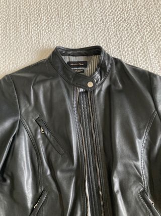 Cazadora piel negra mujer Massimo Dutti de segunda mano por 105 EUR en  Armilla en WALLAPOP