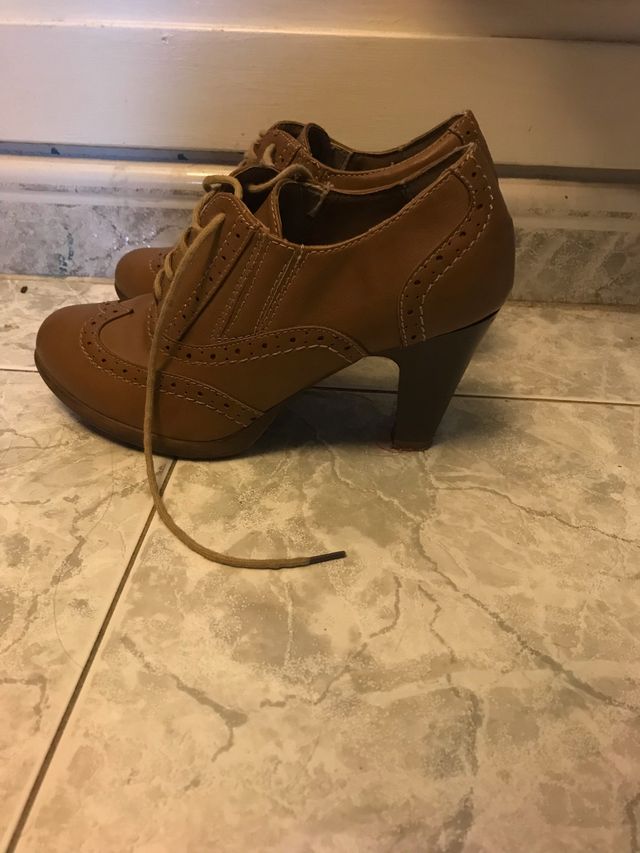 Zapatos tacón marrones