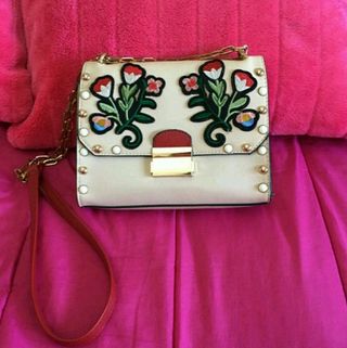 Bolso bordado Stradivarius de segunda mano por 6 EUR en Valencia en WALLAPOP