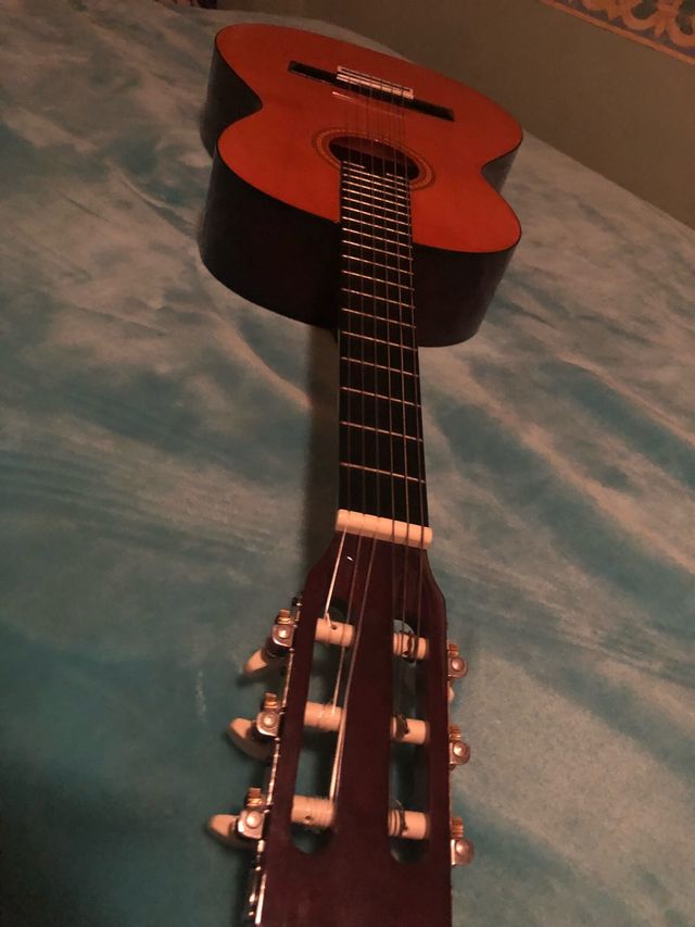 Guitarra Romanza , modelo Carmen.
