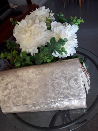 Bolso color oro viejo fiesta de segunda mano por 15 EUR en Barcelona en  WALLAPOP