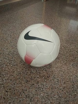 Balón fútbol de segunda mano por 15 € en Valencia en WALLAPOP Balón fútbol de segunda mano por 15 € en Valencia en WALLAPOP