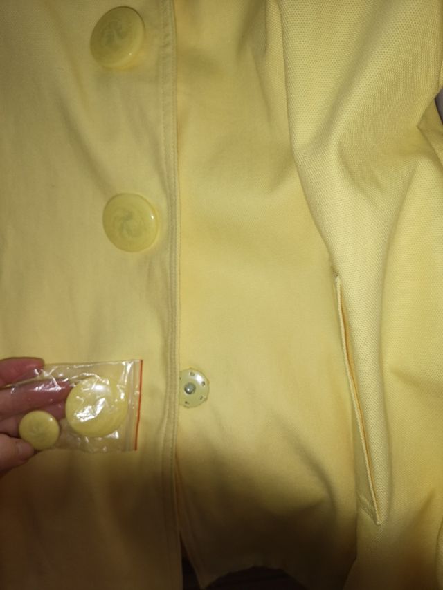 Giacca a maniche mezze di colore giallo. Taglia S