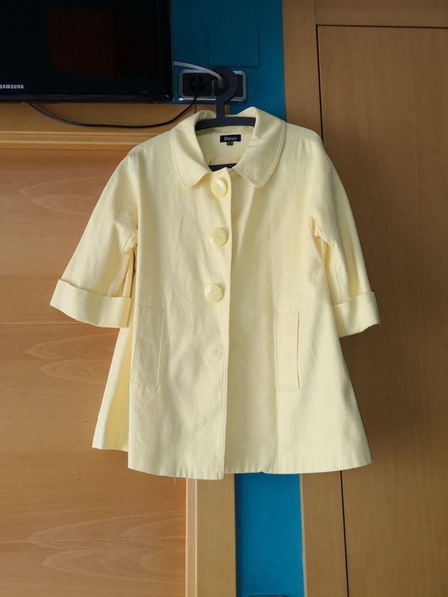 Giacca a maniche mezze di colore giallo. Taglia S