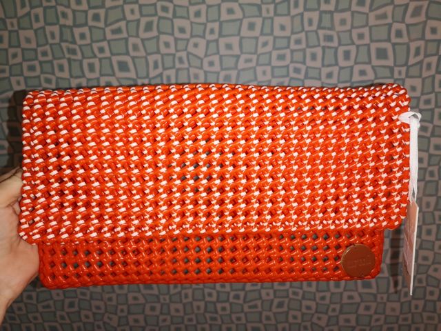 Borsa a mano tipo griglia. Marca Yerse