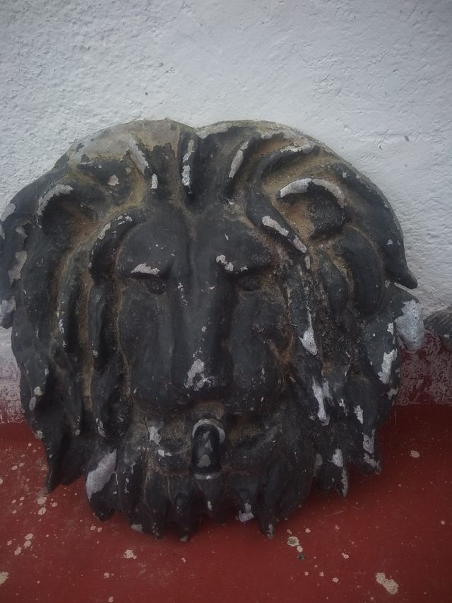 preciosa fuente antigua para jardin o interior