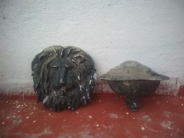 preciosa fuente antigua para jardin o interior