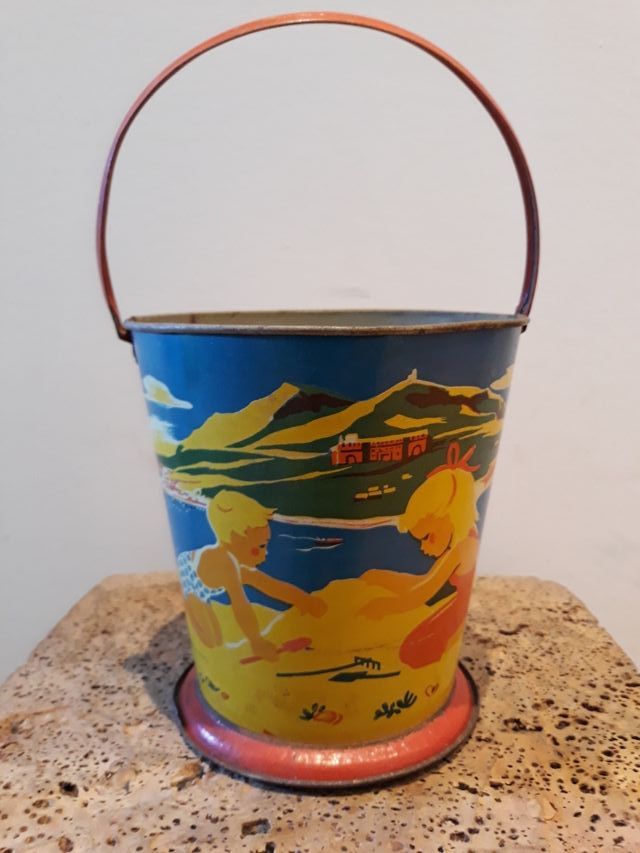 Antiguo cubo de playa de hojalata litografiado
