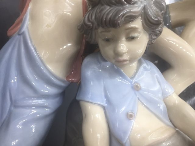 Figura Nao Lladró Niños jugando a las cartas.