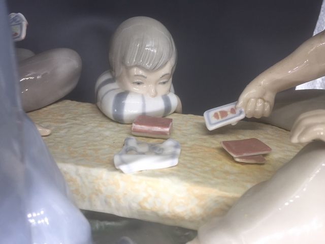 Figura Nao Lladró Niños jugando a las cartas.