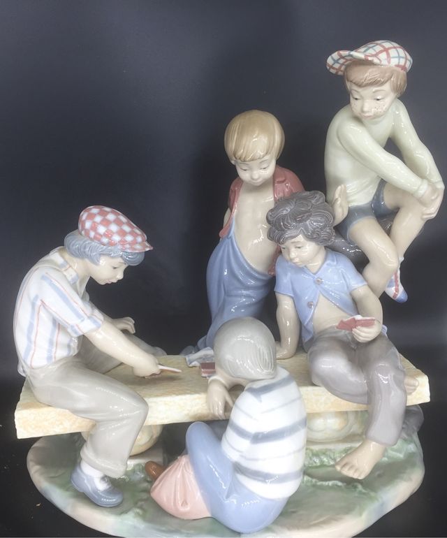 Figura Nao Lladró Niños jugando a las cartas.