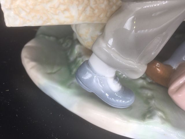 Figura Nao Lladró Niños jugando a las cartas.