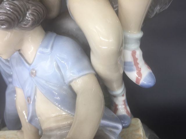 Figura Nao Lladró Niños jugando a las cartas.