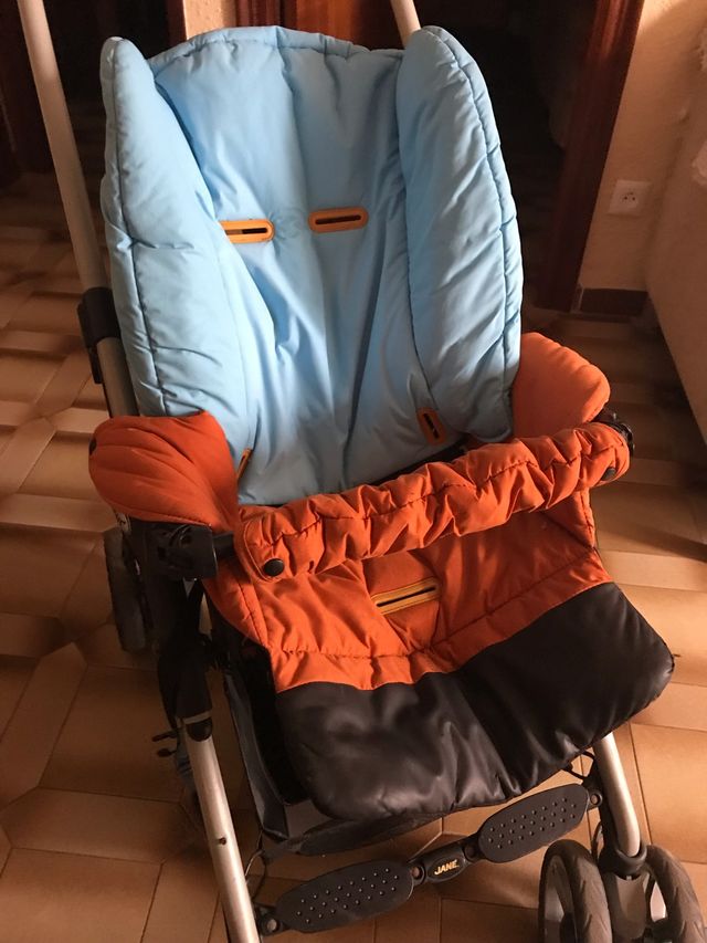 Coche de bebé JANE Color naranja-azul . 2 piezas.