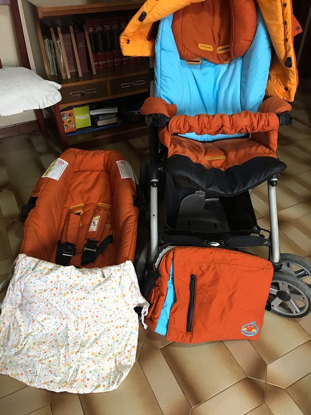 Coche de bebé JANE Color naranja-azul . 2 piezas.