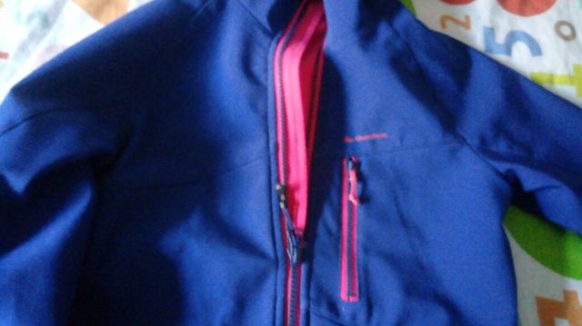 Impermeable con forro interior. Talla 8 años