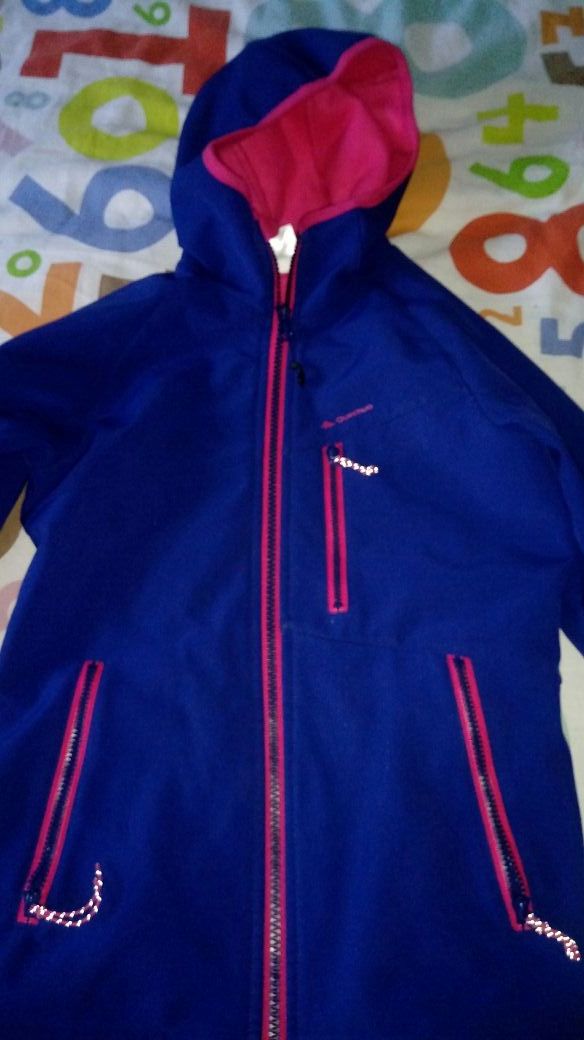Impermeable con forro interior. Talla 8 años