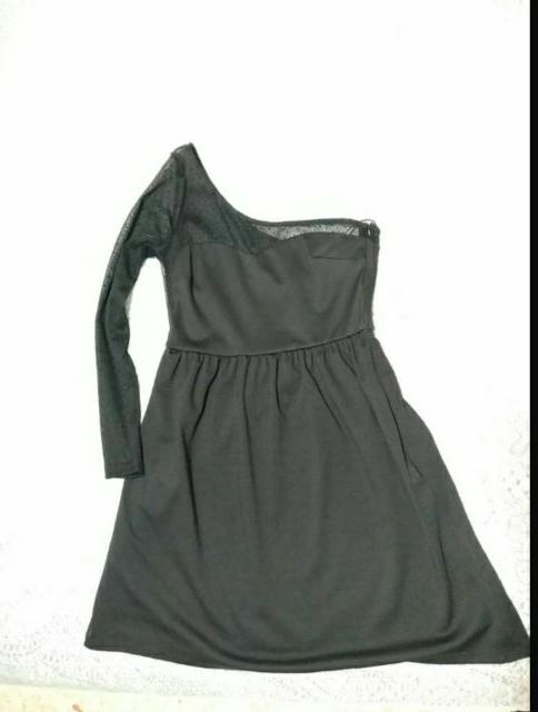 VESTIDO DE MANGA ASIMÉTRICA TRANSPARENTE DE ZARA