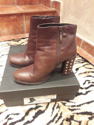 Botas marrones con tachuelas de segunda mano por 30 EUR en Nanclares de La  Oca en WALLAPOP