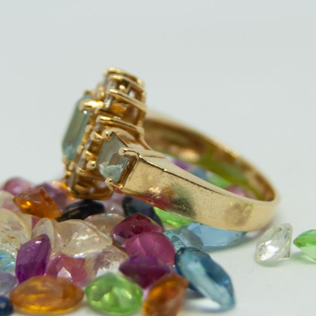 Sortija aguamarina con circonitas, de oro de 18k