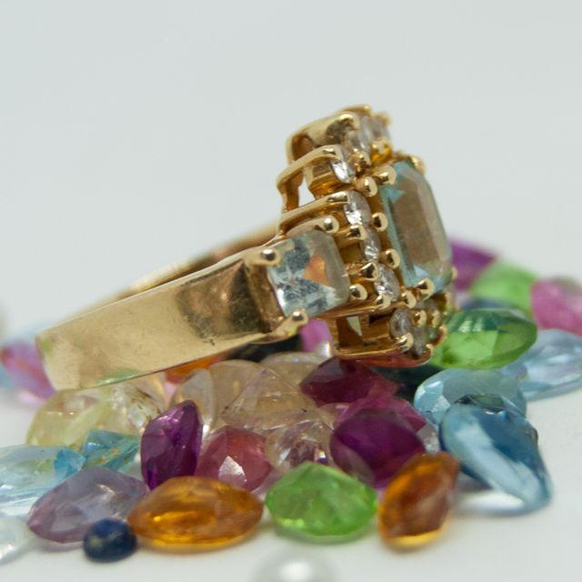 Sortija aguamarina con circonitas, de oro de 18k
