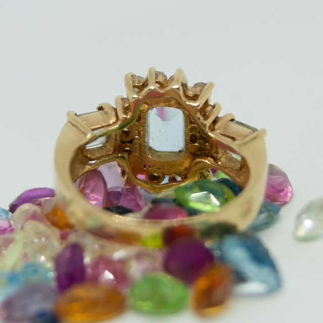 Sortija aguamarina con circonitas, de oro de 18k