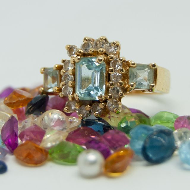 Sortija aguamarina con circonitas, de oro de 18k