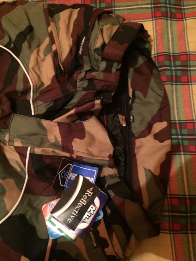 Pantalón cordura camuflaje.