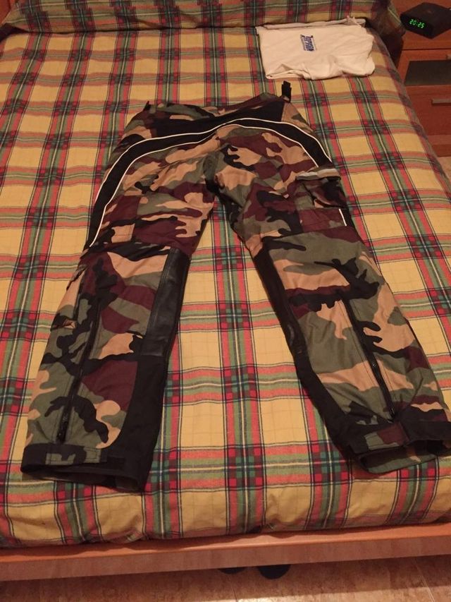 Pantalón cordura camuflaje.