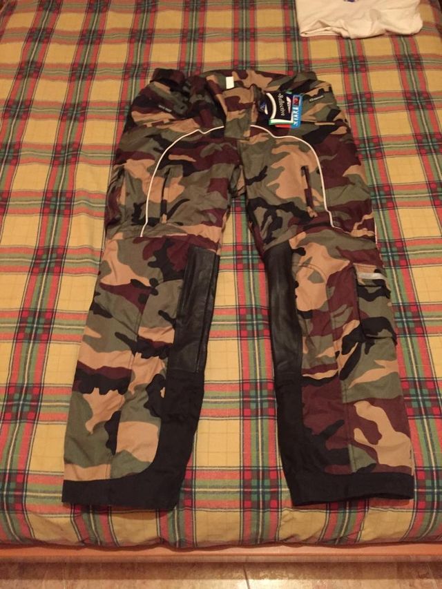 Pantalón cordura camuflaje.