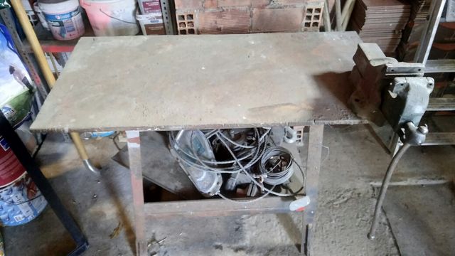 mesa de acero con gato