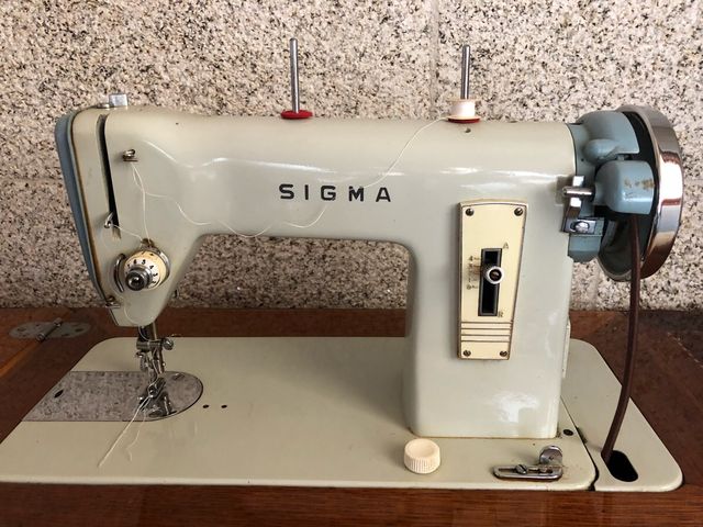 Máquina SIGMA con mesa tallada