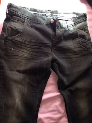 Pantalón vaquero Tommy Hilfiger mujer original de segunda mano por 13 EUR  en Segovia en WALLAPOP