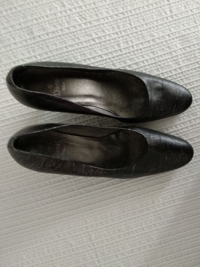 Zapatos de tacón medio-bajo.