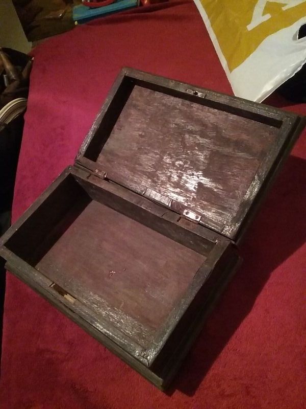COFRE DE MADERA MUY ANTIGUO. de segunda mano por 20 € en Madrid en WALLAPOP