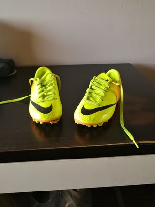 Botas de fútbol niño talla 27 de segunda mano por 10 EUR en Sant Esteve  Sesrovires en WALLAPOP