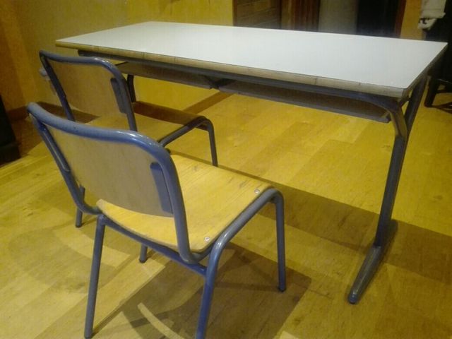 Pupitre vintage con dos sillas
