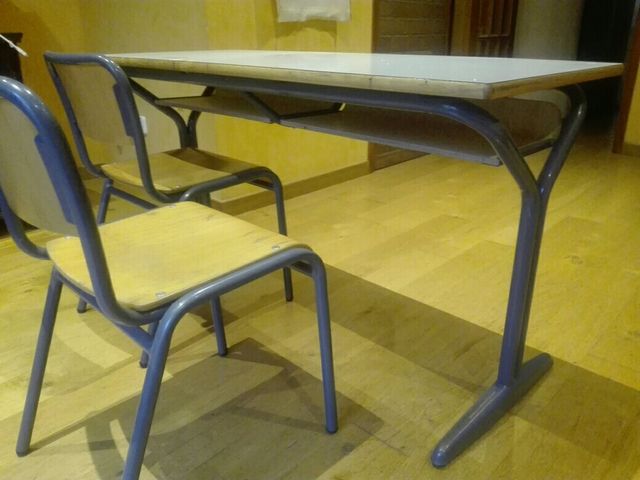 Pupitre vintage con dos sillas