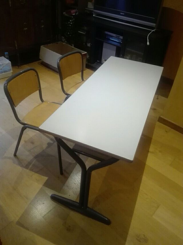 Pupitre vintage con dos sillas