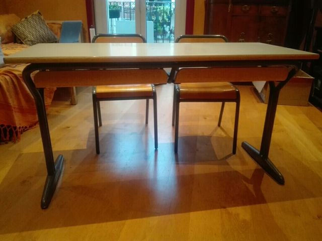 Pupitre vintage con dos sillas