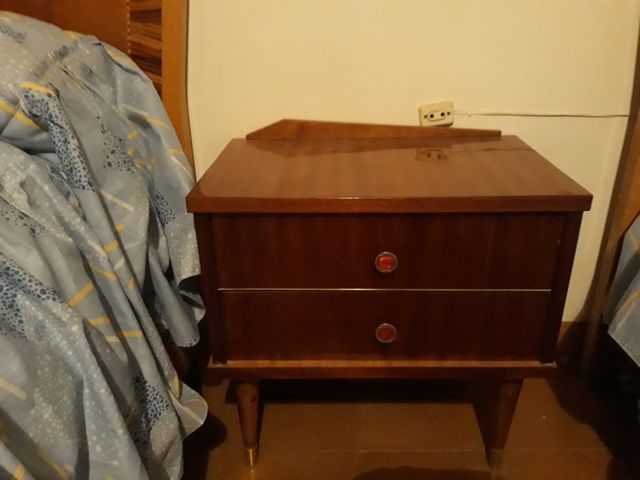 Mesita de noche antigua