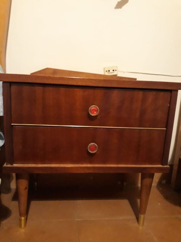 Mesita de noche antigua