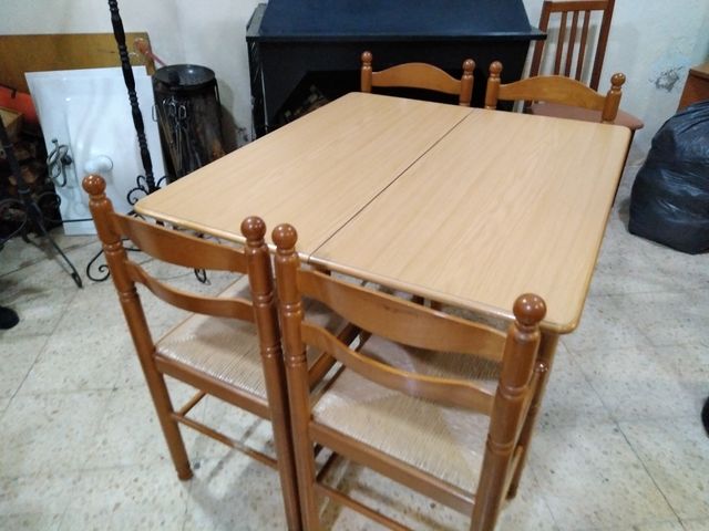 Mesa de cocina plegable y cuatro sillas de segunda mano por 100 € en ... Mesa de cocina plegable y cuatro sillas de segunda mano por 100 € en ...