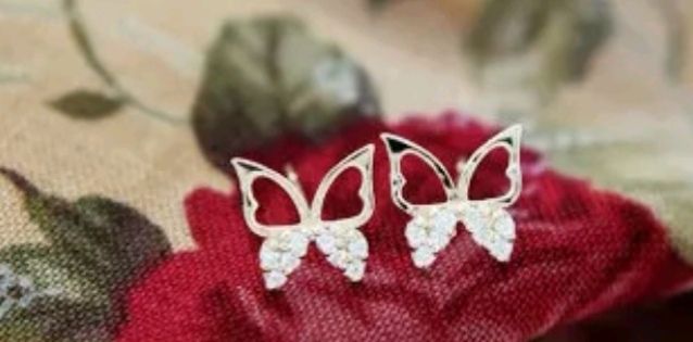 Pendientes dorados mariposa